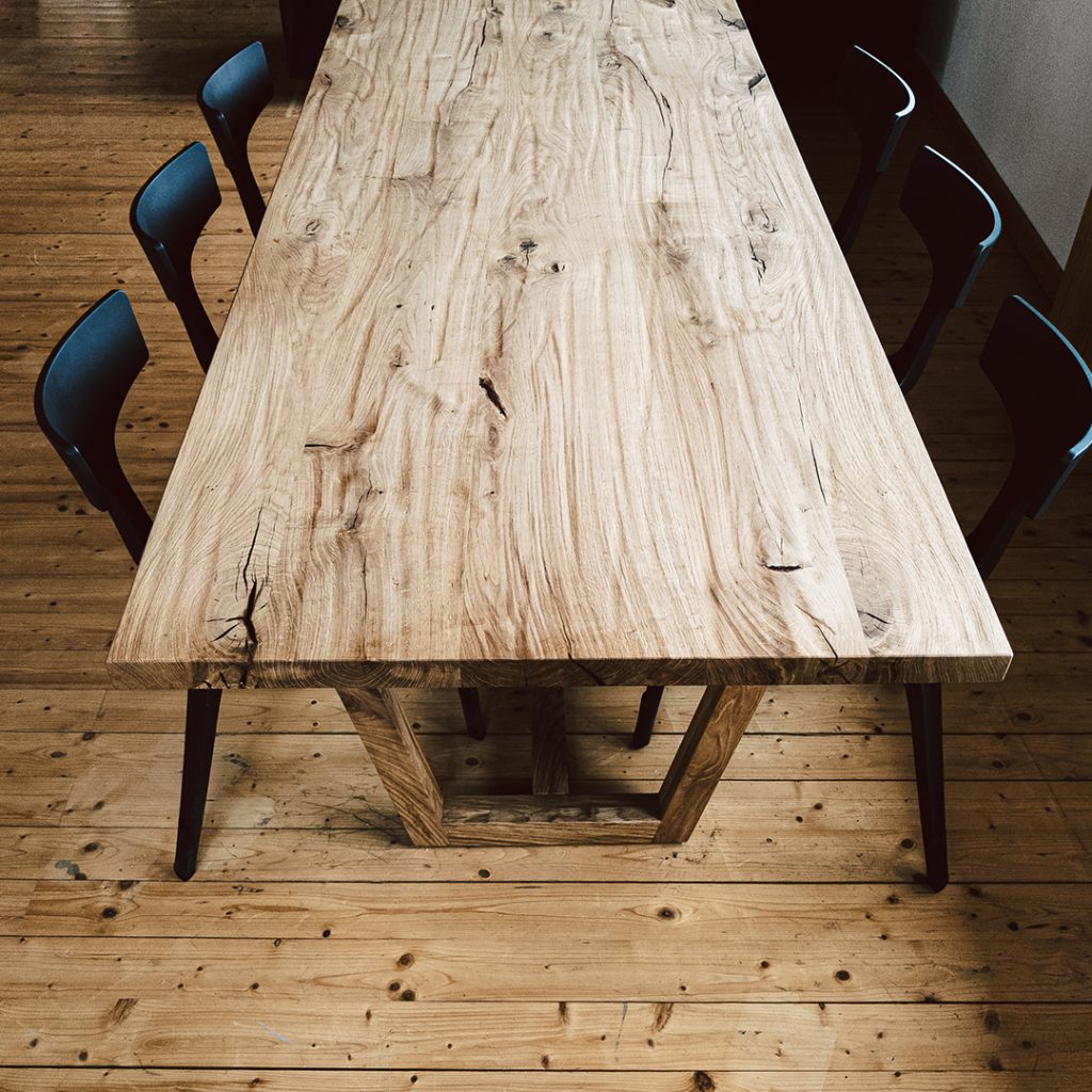 In unserer Schreinerei bauen wir Tische und Möbel mit Charakter. Der Schwerpunkt liegt auf der Verarbeitung von Massivholz.