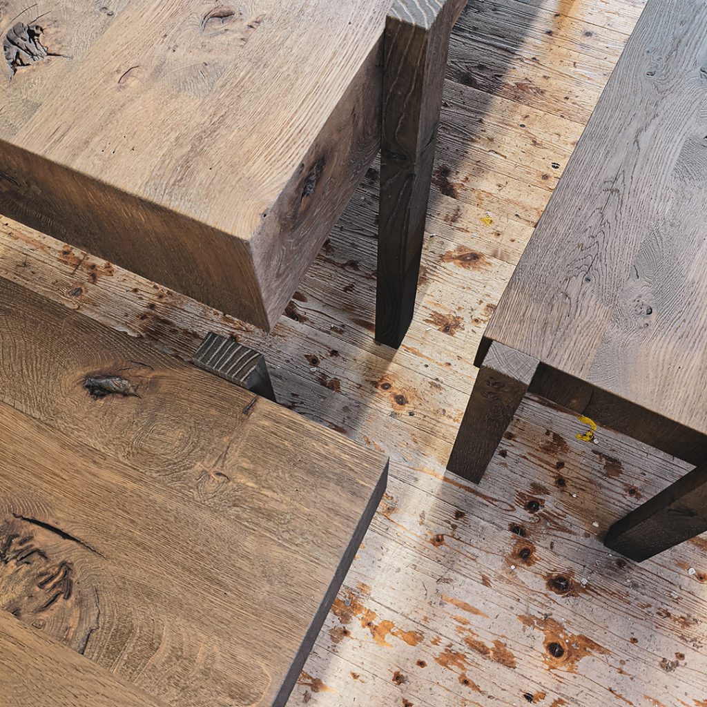 In unserer Schreinerei bauen wir Tische und Möbel mit Charakter. Der Schwerpunkt liegt auf der Verarbeitung von Massivholz.