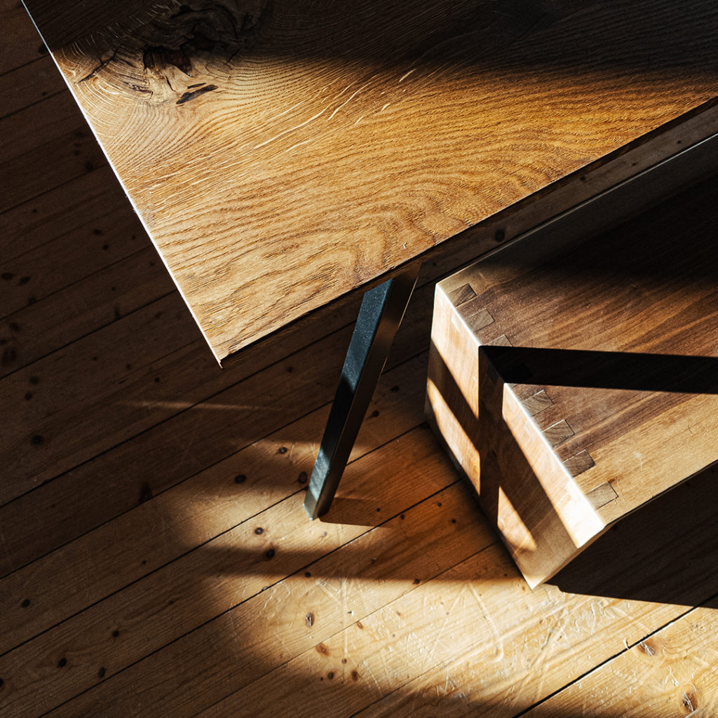 In unserer Schreinerei bauen wir Tische und Möbel mit Charakter. Der Schwerpunkt liegt auf der Verarbeitung von Massivholz.