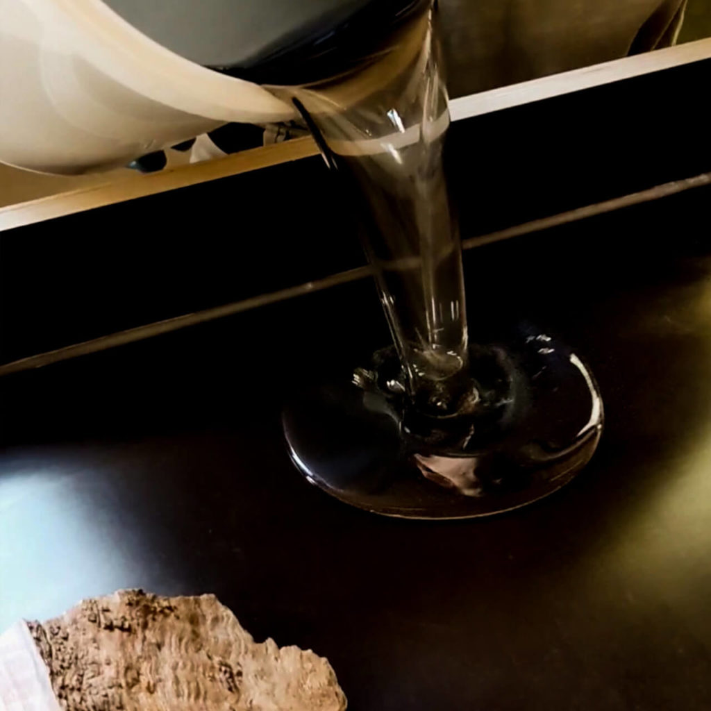 Epoxidharz gießen bei der Herstellung eines River Tables