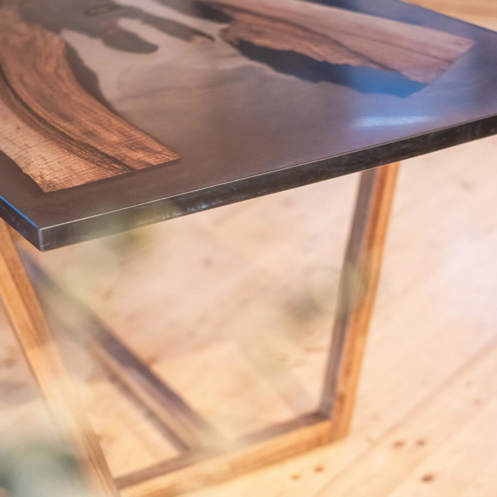 Holztisch mit Tischkanten aus Epoxidharz