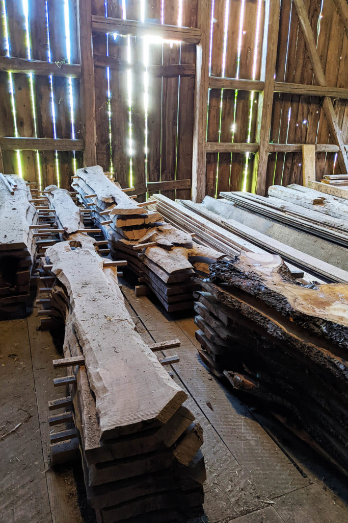 Massives Holz für die Herstellung von Tischen mit Epoxidharz