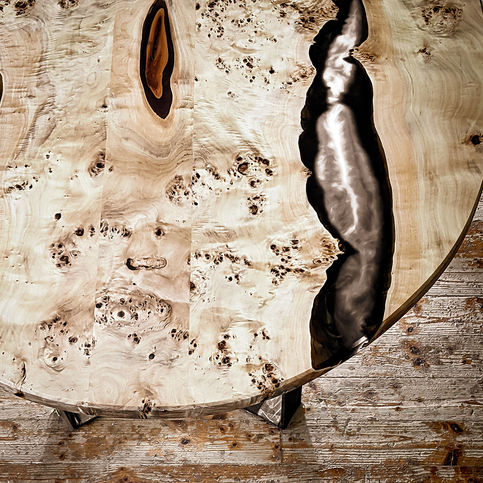 Handgefertigter ovaler Epoxidharz-Esstisch aus Masserpappel mit Bronze-Pigment von der Schreinerei Liebwerk aus Salem