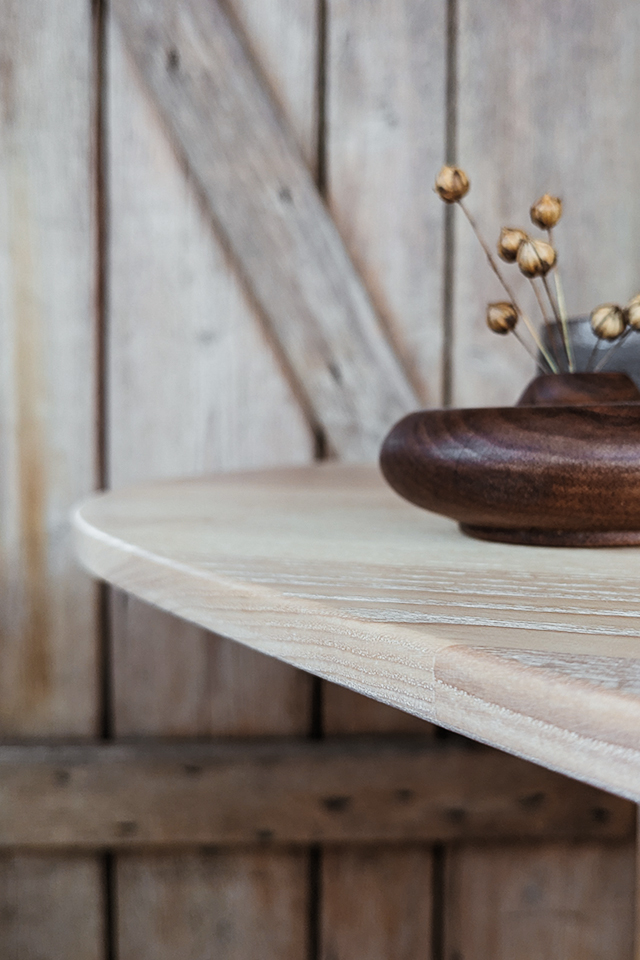 Massivholztisch mit schweizer Kante  handgefertigt aus Esche von der Liebwerk Schreinerei am Bodensee
