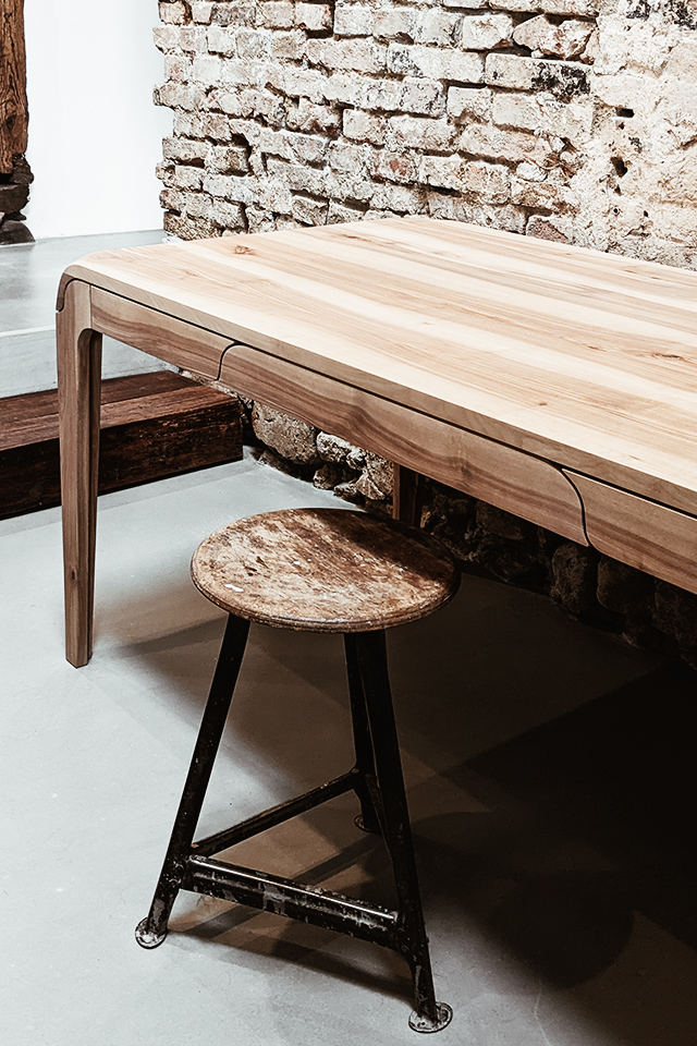 Der Schreibtisch aus Massivholz Ahorn mit abgerundeten Ecken von der Liebwerk Manufaktur ist ein echter Hingucker