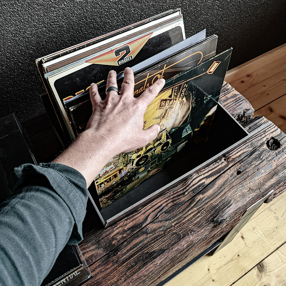 Aus Altholz entstand das Phonomöbel mit Platz für Schallplatten und Plattenspier, Design und Fertigung von der Liebwerk Schreinerei