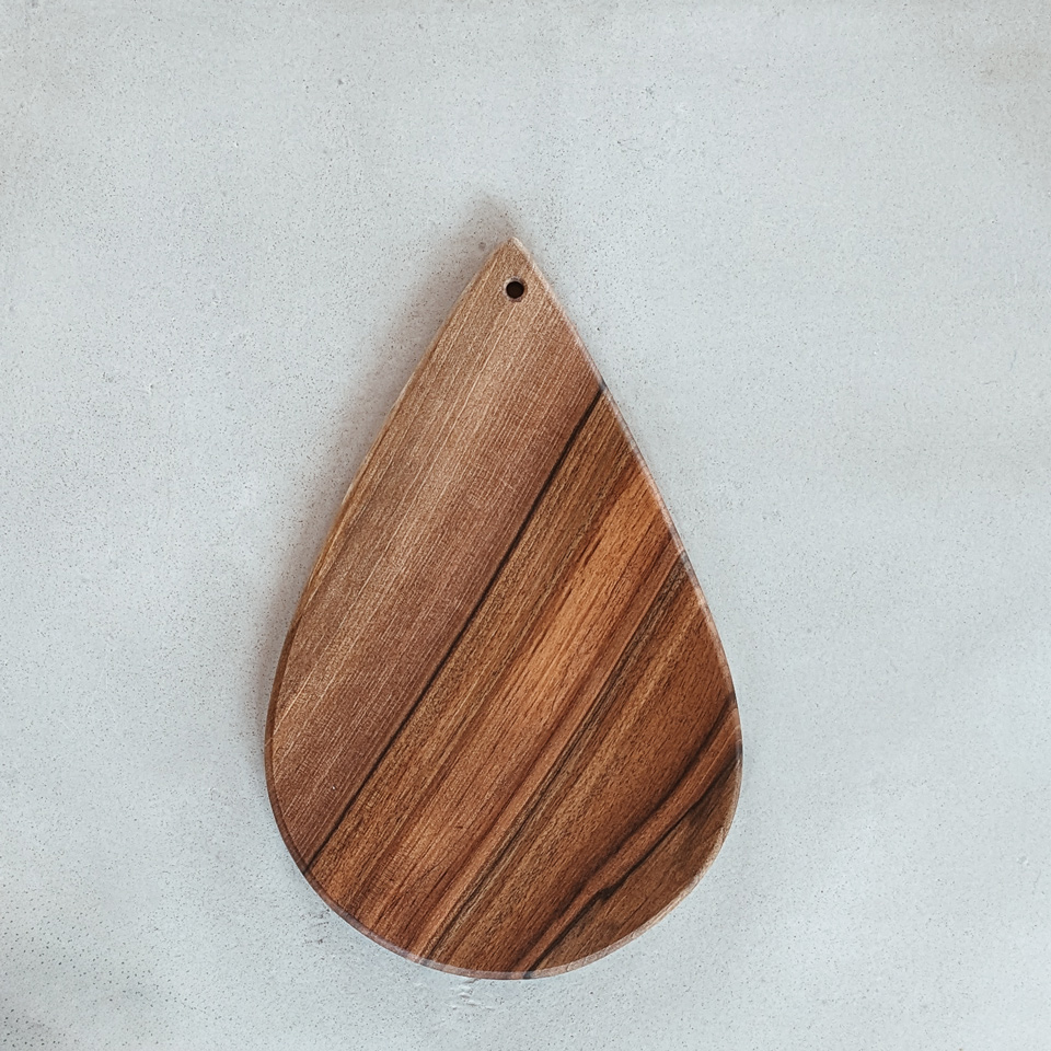 Vesperbrett in Tropfenform aus massivem Nussbaum, ein nachhaltiges Produkt im Liebwerk online Shop