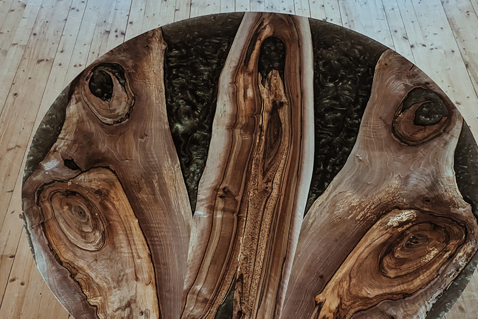 Die Manufaktur Liebwerk zeigt in der SWR Handwerkskunst die Herstellung von einem runden Esstisch aus Nussbaum und Epoxidharz