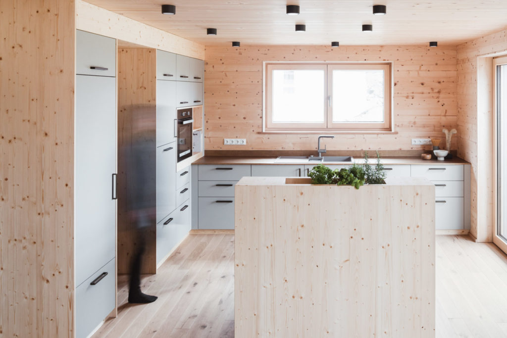 In dieser Holzküche ist ein offenere Durchgang zur Speisekammer integriert, eine durchdachte Planung von Schreinerei Liebwerk.