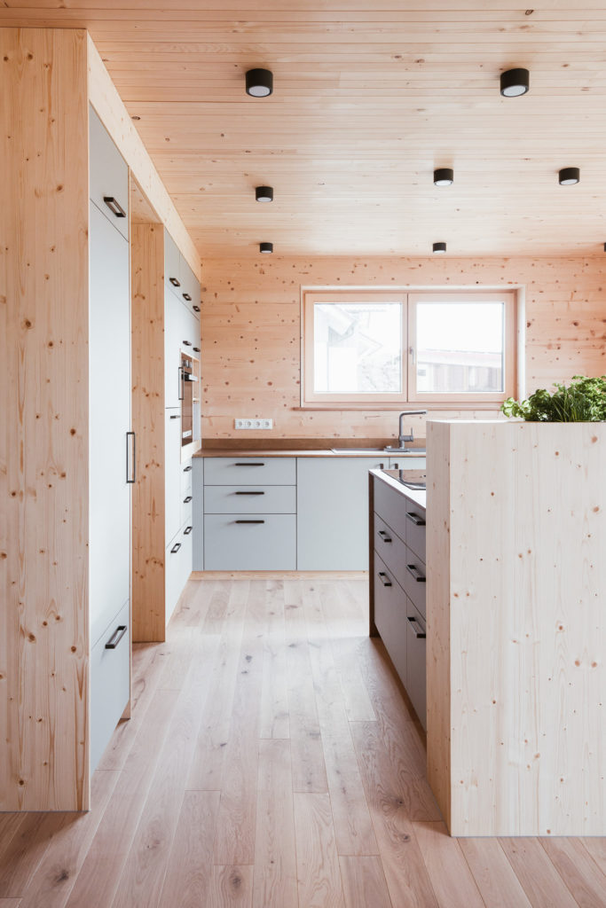 Super gemütliche Küche mit Viel Holz von der Schreinerei Liebwerk am Bodensee.