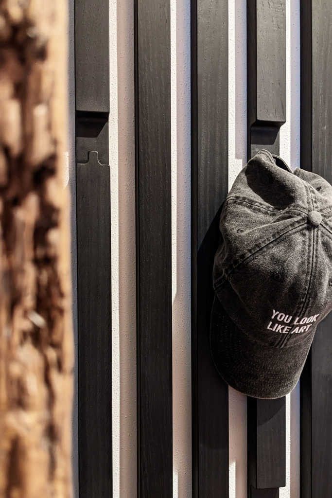 Ein tolle Materialkombination zeigt diese Garderobe aus schwarzer Eiche und Altholz von der Schreinerei Liebwerk.