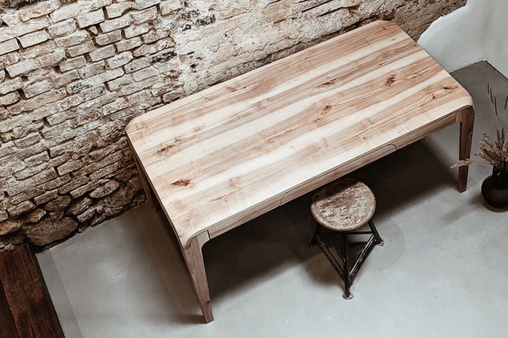 Schöner Massivholztisch aus Ahorn als Unikat handgefertigt am Bodensee.