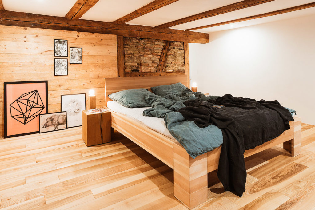 Mit einem Zirbenbett und Möbeln aus Massivholz von liebwerk am Bodensee lässt sich ein gemütliches Zuhause gestalten. 