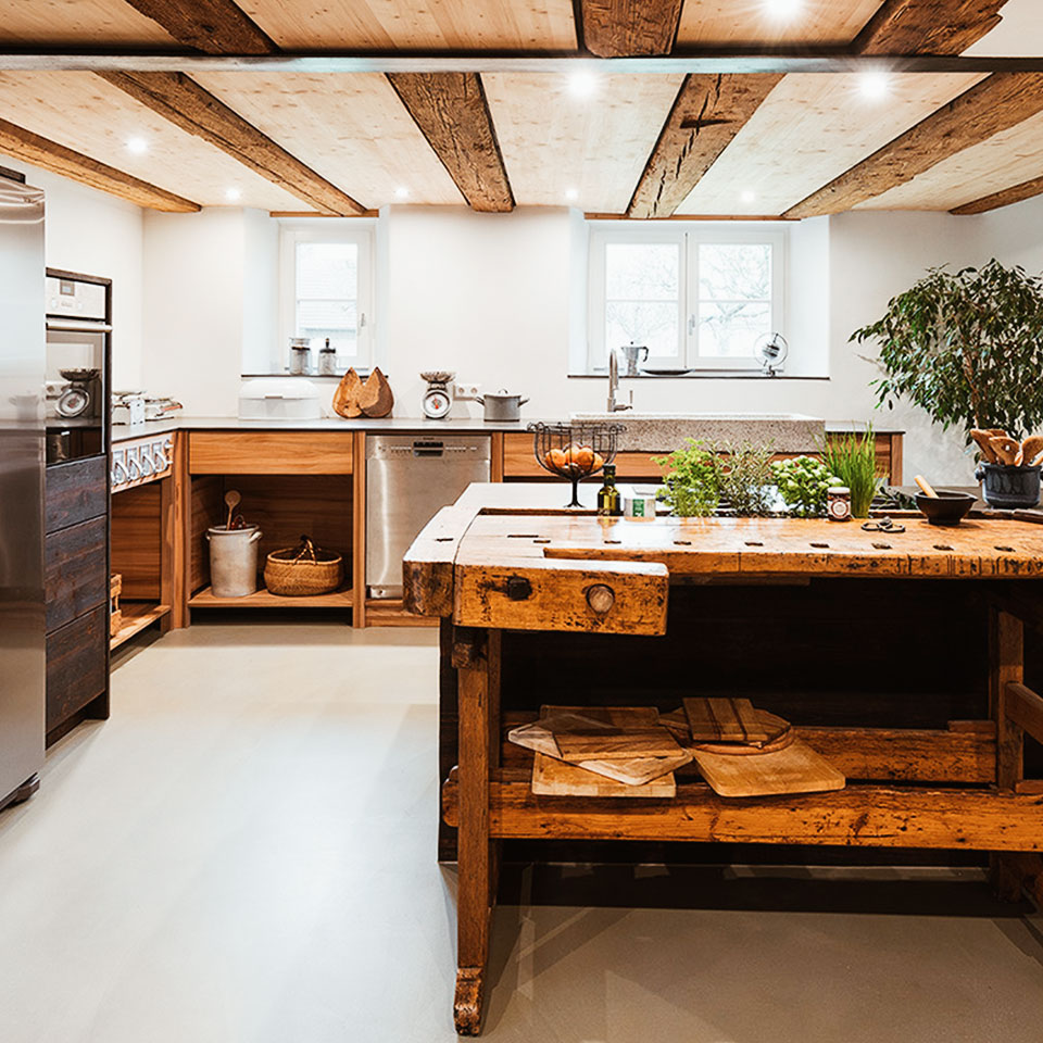 Detailverliebte Massivholzküche vom Bodensee und gefertigt von Schreinerei Liebwerk.