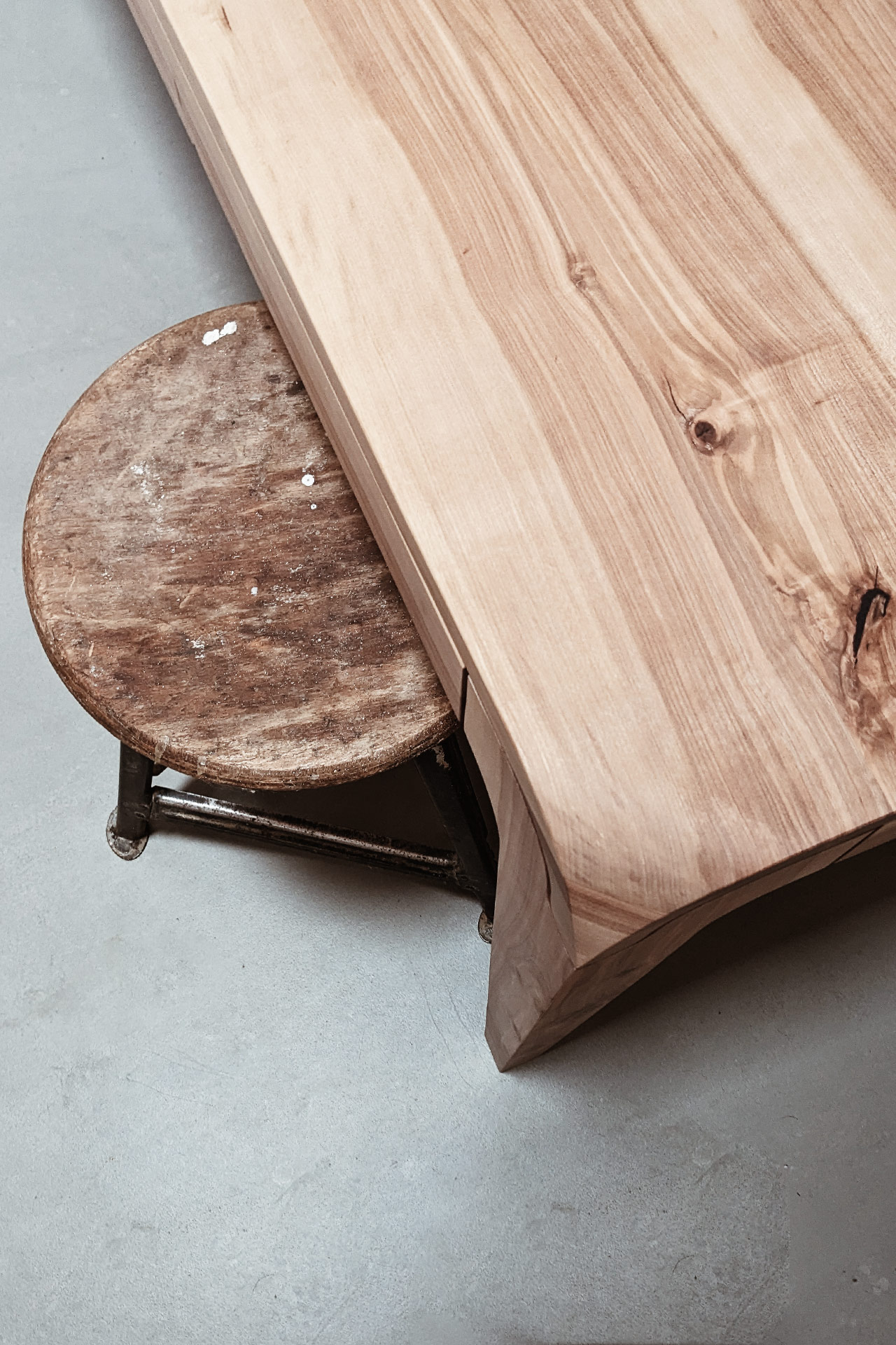 Schöner Massivholztisch mit runden Ecken vom  Bodensee