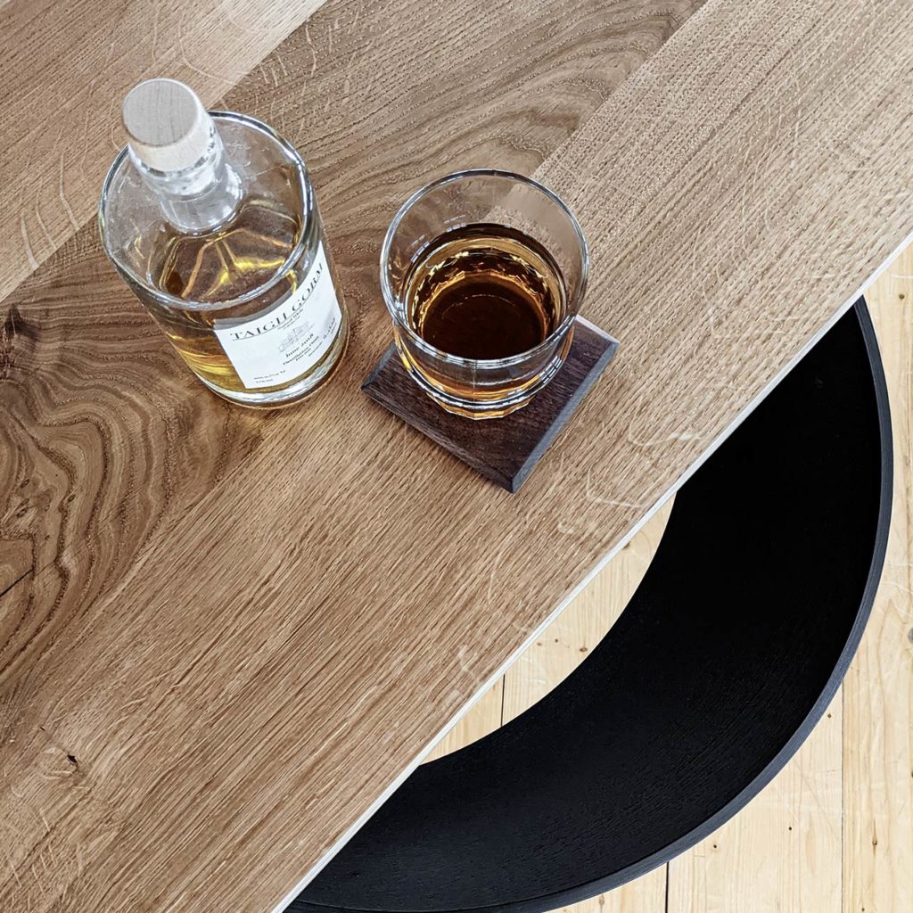 Schlichter Massivholztisch aus Eiche gefertigt von der Tischmanufakur Liebwerk am Bodensee.