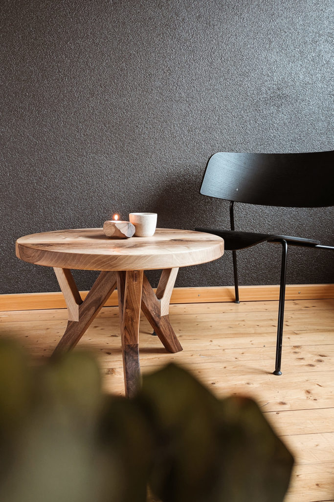 Schöner runder Couchtisch aus massivem Nussbaum, designed und handgefertigt von Möbelschreinerei Liebwerk am Bodensee.