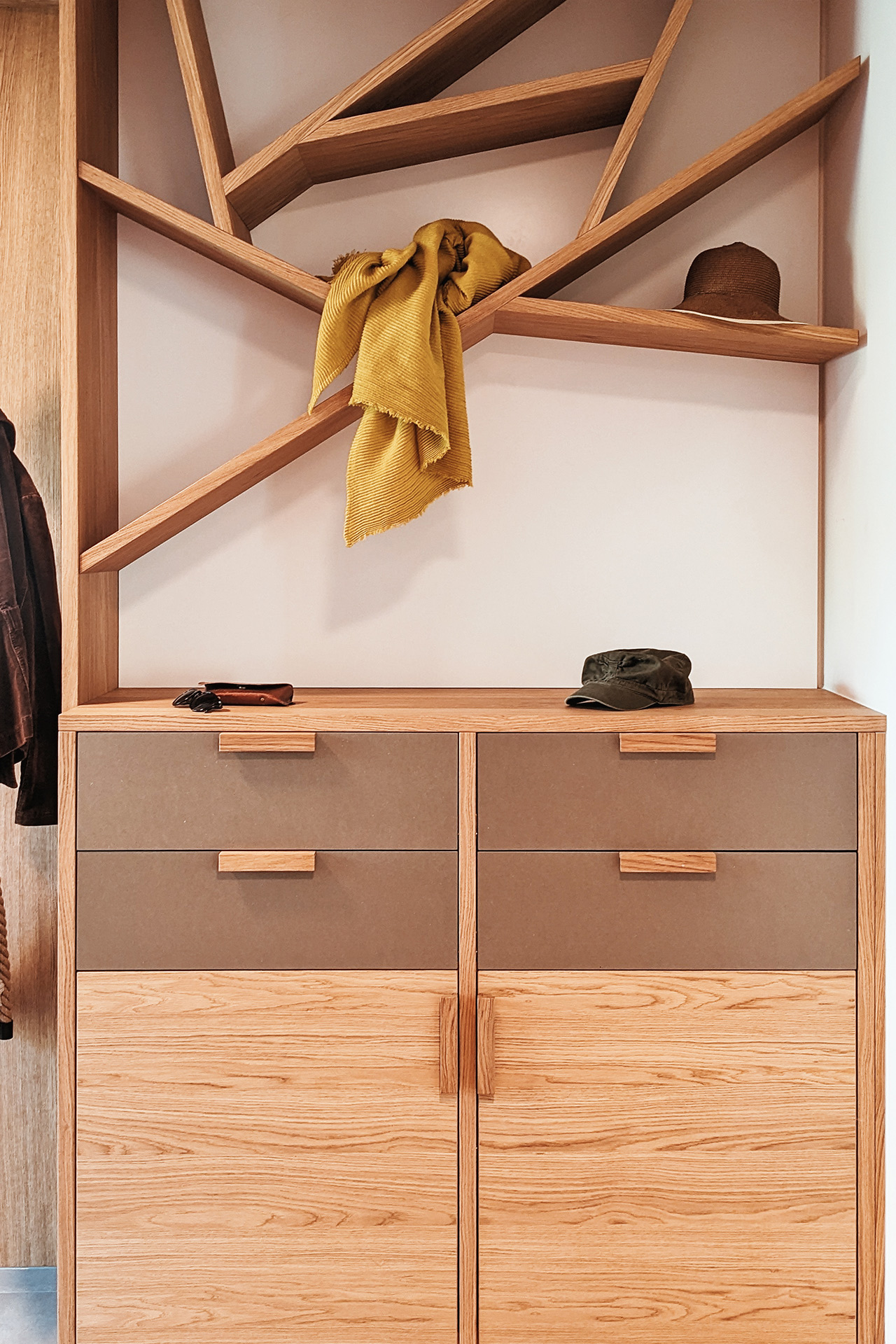 Tolle Gaderobe mit Regal in Baumform und goßer Kommode - ein echter Coup von Liebwerk Schreinerei am Bodensee.