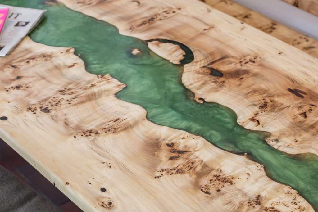 Ein ganz besonderer Esstisch ist dieses Stück aus Maserpapperl mit grünem Epoxdiharz - gestaltet und gebaut von Tischdesigner Liebwerk am Bodensee.