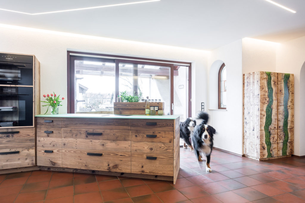 Die schräg in den Raum ragende Kochinsel bietet Platz für das gemeinsame Kochen mit der ganzen Familie - wieder ein Cloud von den Liebwerk Küchenplanern.