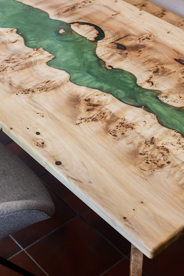 Eindrucksvoller Rivertable aus Maserpappel und leuchtendem Grün - ein wahres Meistwerk von Liebwerk.