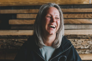 Julia, Co-Foundering von der Liebwerk Schreinerei am Bodensee, hat die Coporate Happiness Ausbildung abgeschlossen und ist jetzt Kulturbotschafterin für mehr Wachstum im Unternehmen.