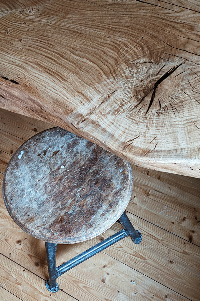 Markantes Astloch in einer Tischplatte aus rustikaler Eiche von Liebwerk - der Schreinerei am Bodensee