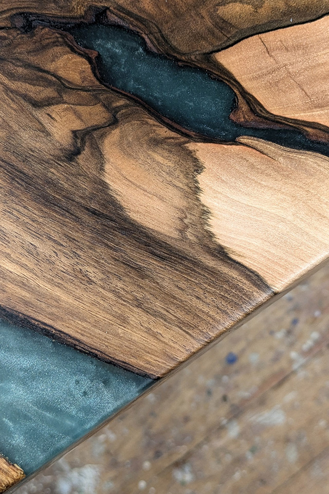 Traumhaft schöne Tischplatte aus Nussbaum mit Bodensee blauem Epoxidharz - gestaltet von Liebwerk Schreinerei