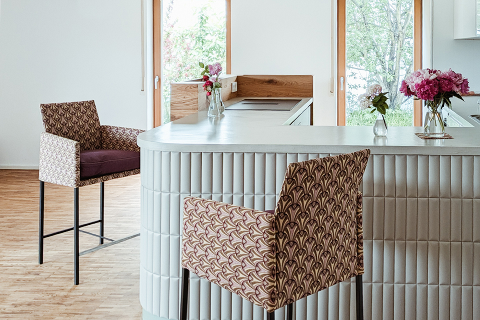 Wenn die Küche Theke und Tisch mit Sitzplatz in einem ist - schönes Raumkonzept von Liebwerk.