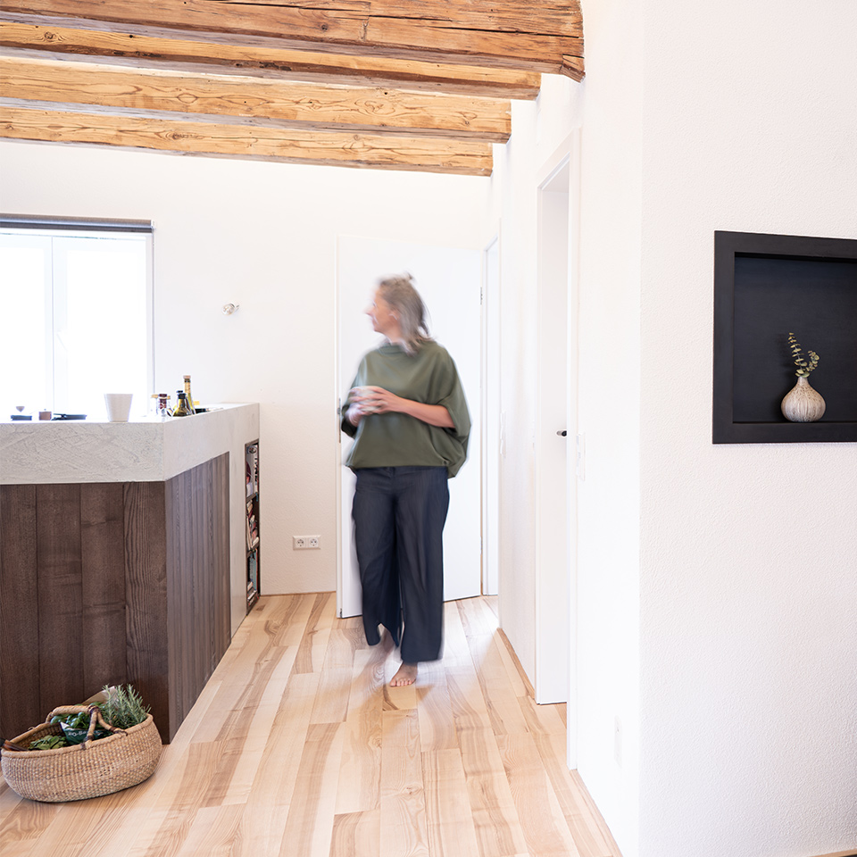 In diese lebendigen Konzept von Liebk ist die Küche wie selbstverständlich integriert in den Wohnraum.
