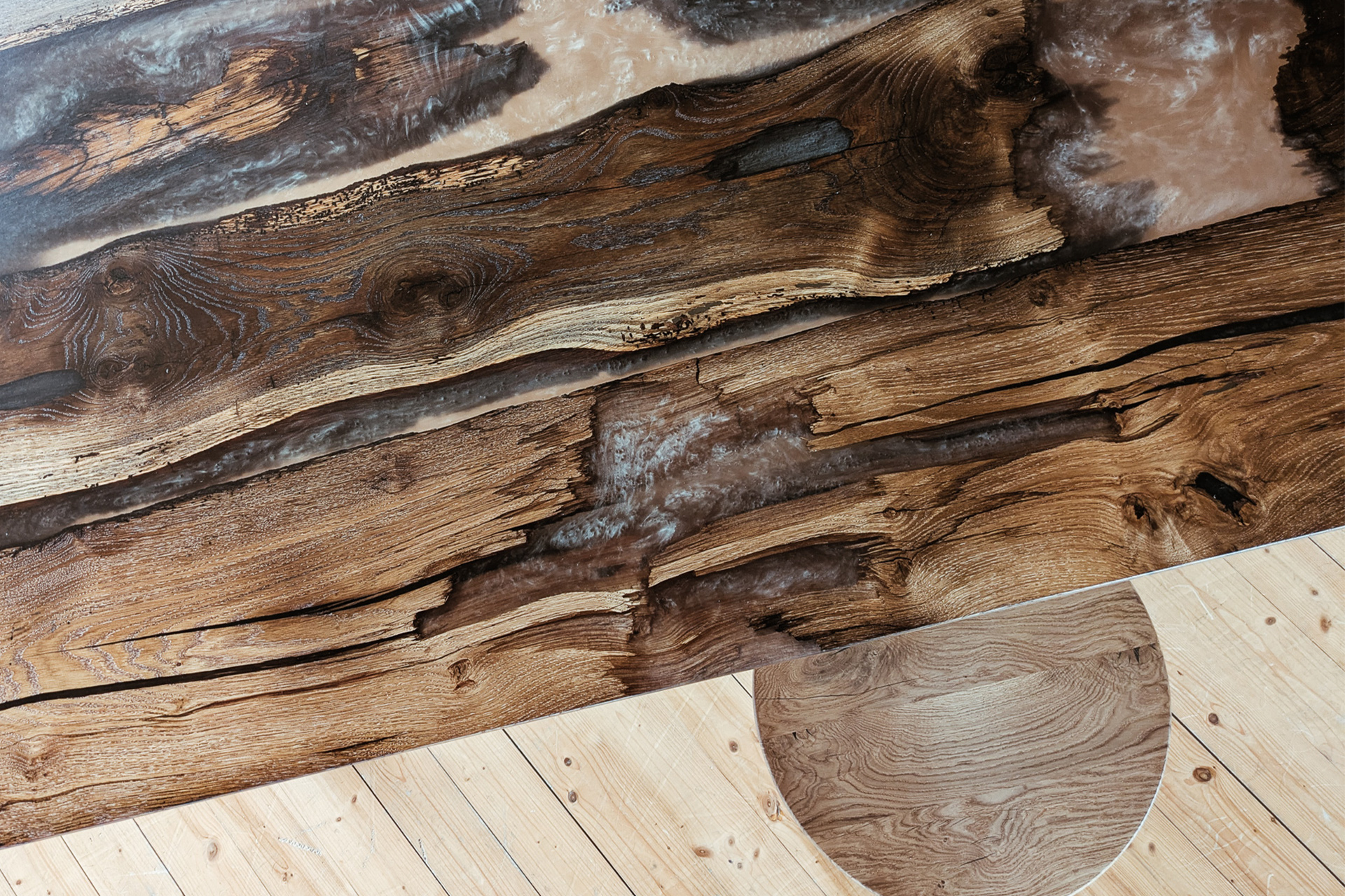 Altholztisch mit Epoxidharz handgefertig am Bodensee von den Tischexperten Liebwerk