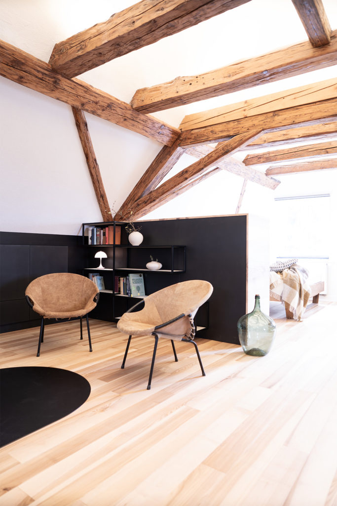 Die clevere Möblierung von Liebwerk schafft Raum in Raum Lösungen in der Lotfwohnung. 
