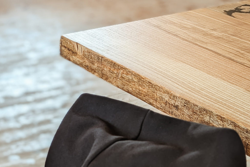 Esche Massivholz Tischplatte mit Baumkante entdeckt in der Boutique von Liebwerk