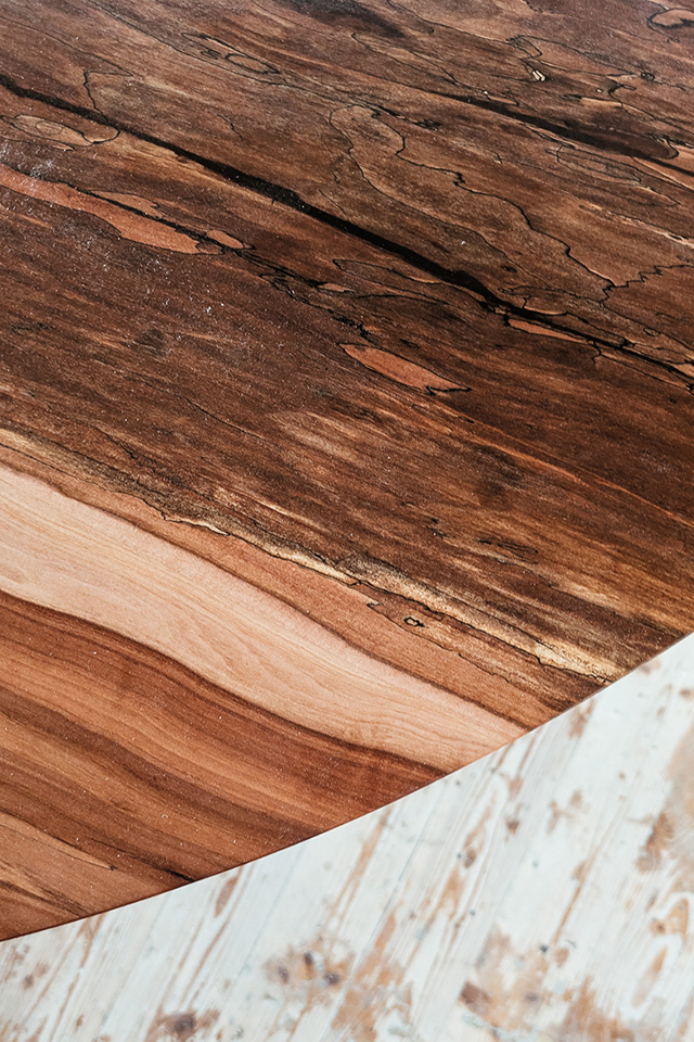 Die Farbschattierungen der Tischplatte aus Apfelbaum Holz sehen ganz toll aus.