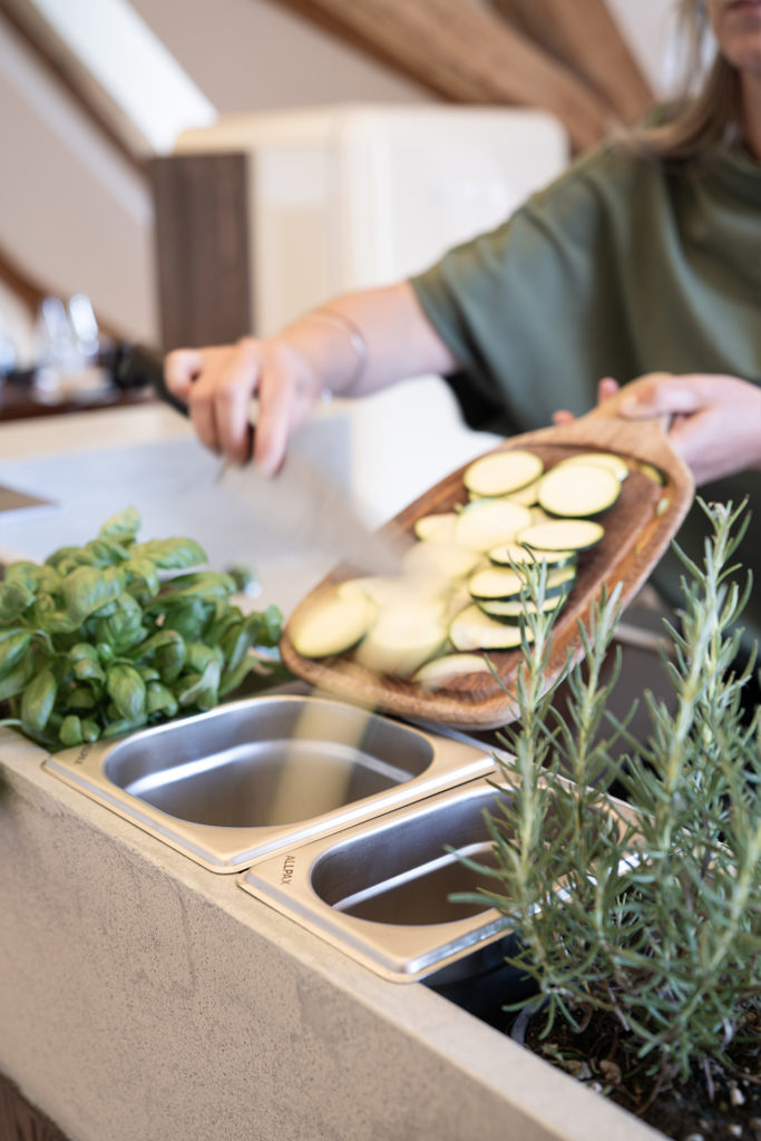 Wenn der Arbeitsablauf stimmt, mache Kochen einfach Spaß. In einer Schreiner Küche von Liebwerk geht das!