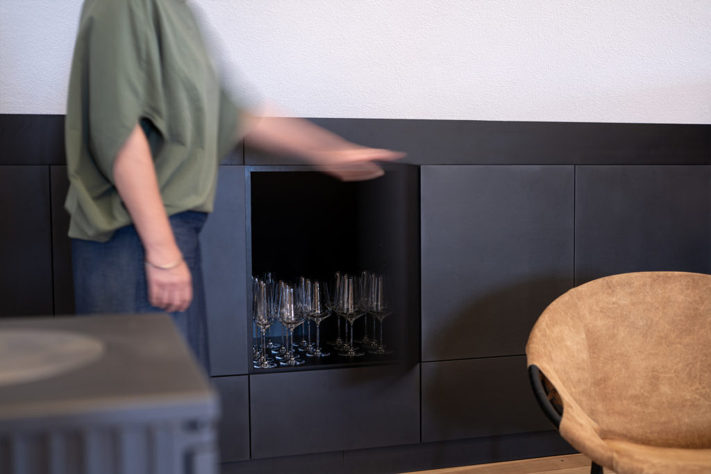 Ein schlichter Kniestockschrank mit viel Stauraum in der Dachschräge.