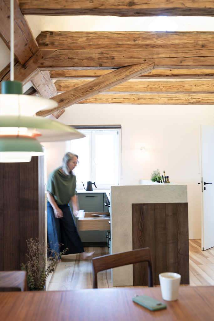 Moderne Schreiner-Küche von Liebwerk in einer Altbauwohnung am Bodensee.