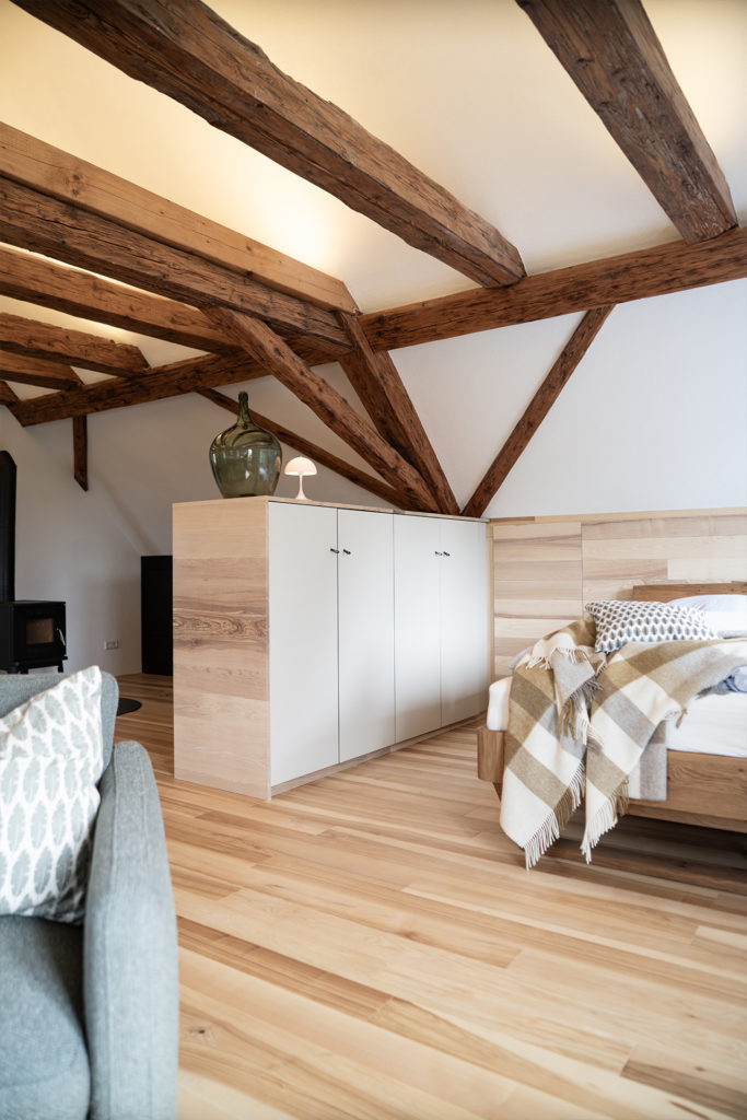 Kleiderschrank als Raumtrenner geplant und gebaut von Schreinerei Liebwerk.
