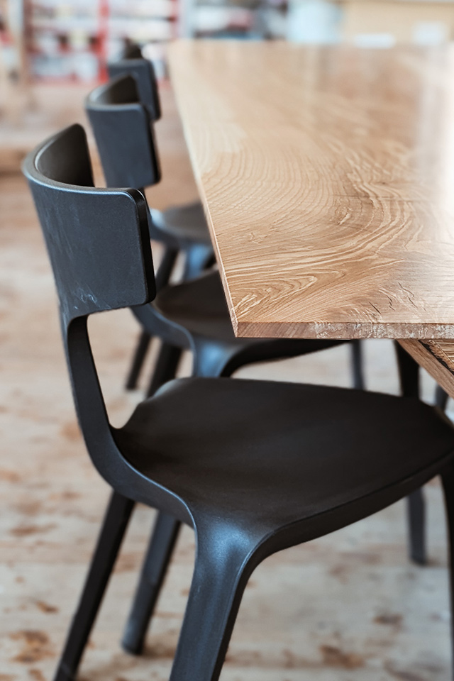 Die Schweizer Kante lässt den Tisch aus Esche Massivholz leicht wirken. 