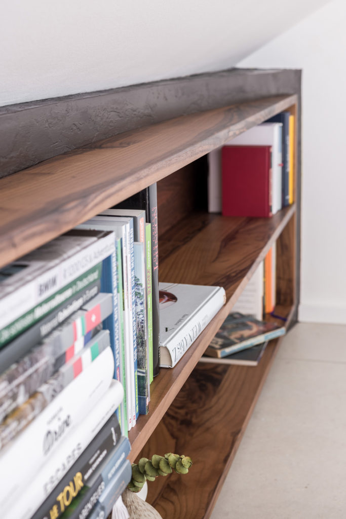 Ein Buchregal, gestaltet als Designmöbel - wieder ein schöner Coup von Liebwerk.