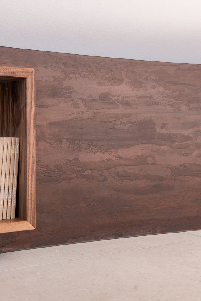 Ein Hauch von Luxus: Nussbaum und Spachtelarbeit in Zementoptik - ein tolles Unikat von Liebwerk am Bodensee.