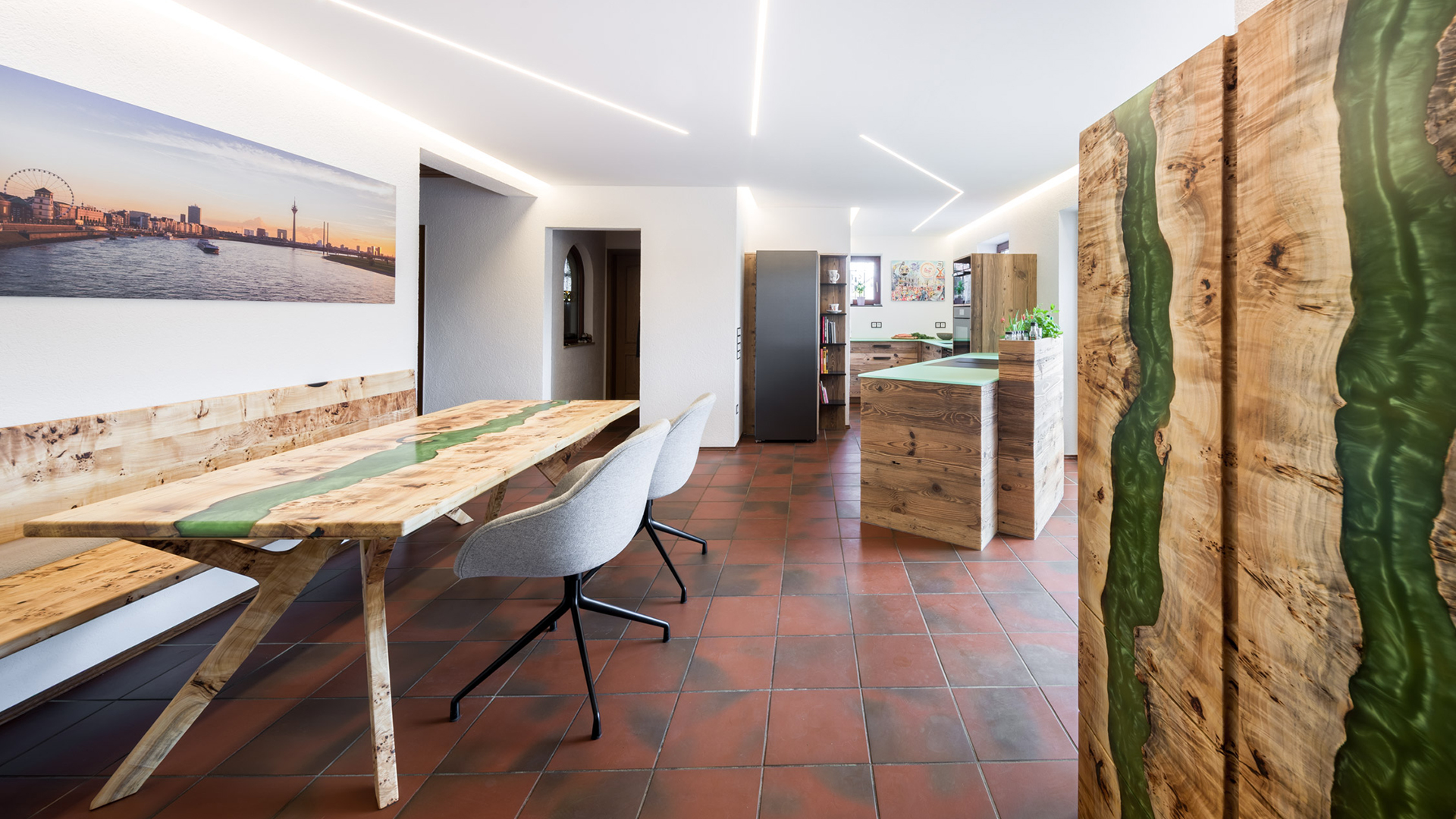 Die clevere Raumplanung und der starke Materialmix von Schreinerei Liebwerk bringen ein komplett neues Wohngefühl.