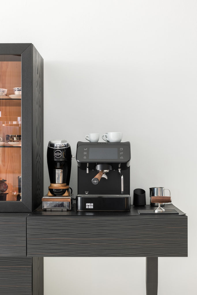 Espressobar und Vitrine in einem: Tolles Unikat der Möbelschreinerei Liebwerk am Bodensee.