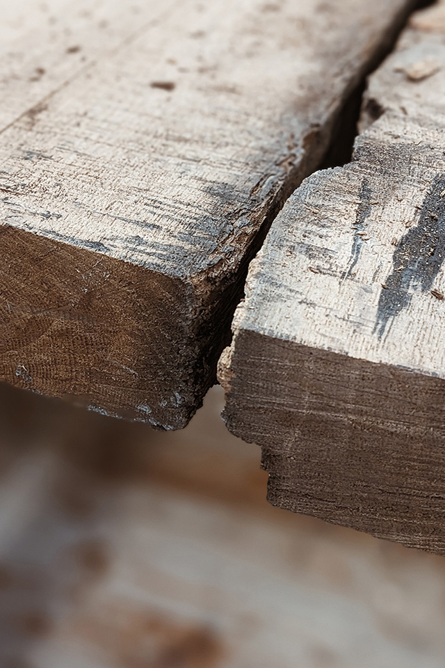 Historische Eiche Altholz für einen Esstisch von Liebwerk Schreinerei am Bodensee.