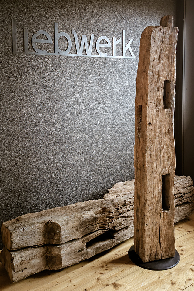 Liebart Holz Unikat aus historischer Altholz Eiche von Schreinere Liebwerk.