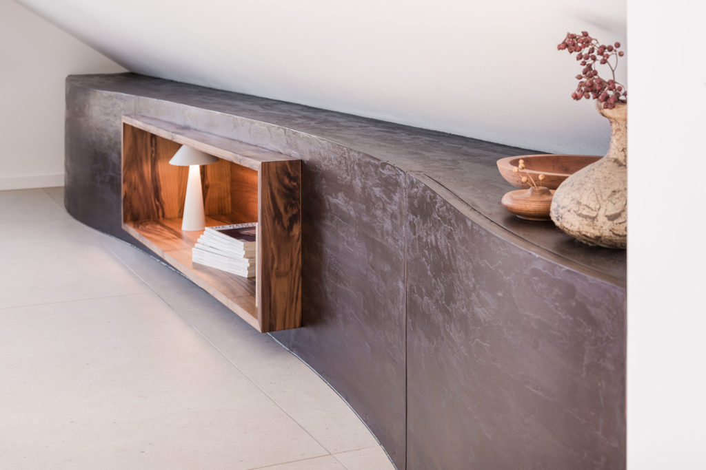 Luxus Kniestockverblendung in Bronzeoptik von den Wohnexperten Liebwerk am Bodensee