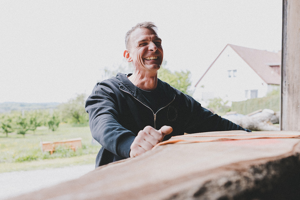 Mit Freude sägt Schreinerei Liebwerk das eigene Holz