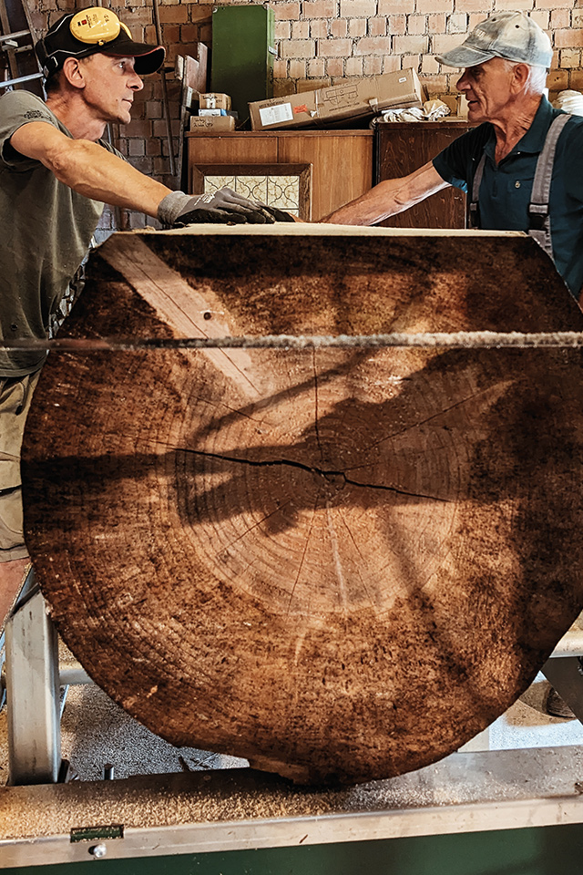 Roland von Schreinerei Liebwerk sägt Baumstämme für tolle Tisch Unikate und hat dafür die Säge gekauft.