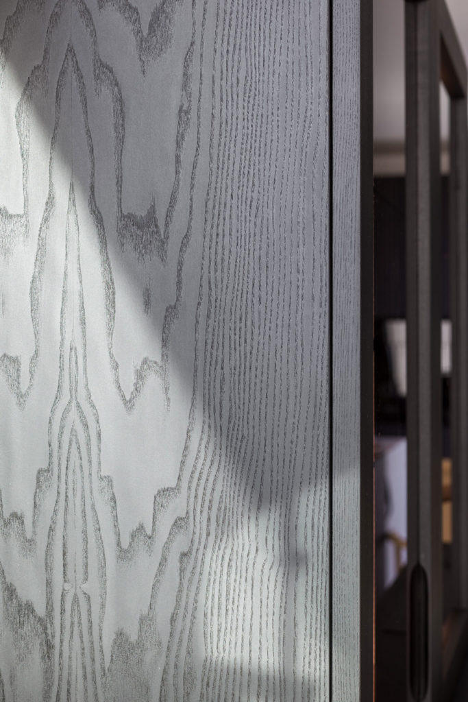 Die schwarz gebeizte Esche verleiht dem Möbelunikat von Liebwerk einen hochwertigen Charakter.