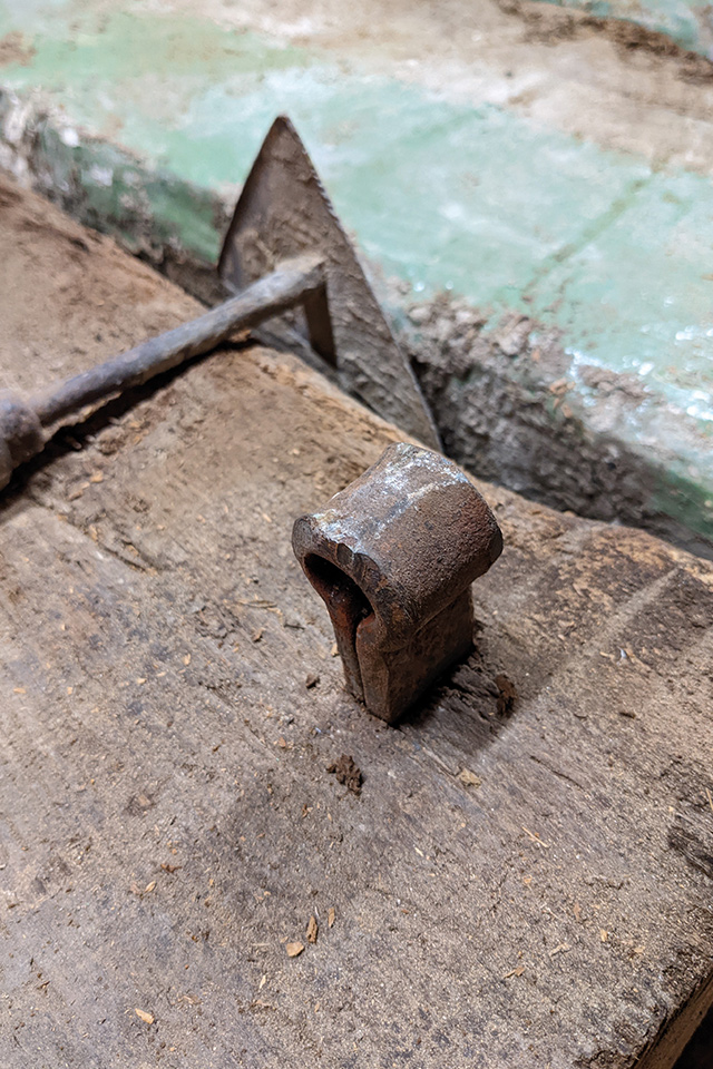 Dicke Balken aus historischem Eiche Altholz sind ein seltener Fund - deswegen ist Schreinerei Liebwerk besonders stolz darauf.